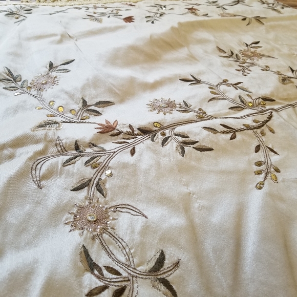 Polyester and silk embroidered throw. Boho throw. 40x60 - Picture 3 of 9